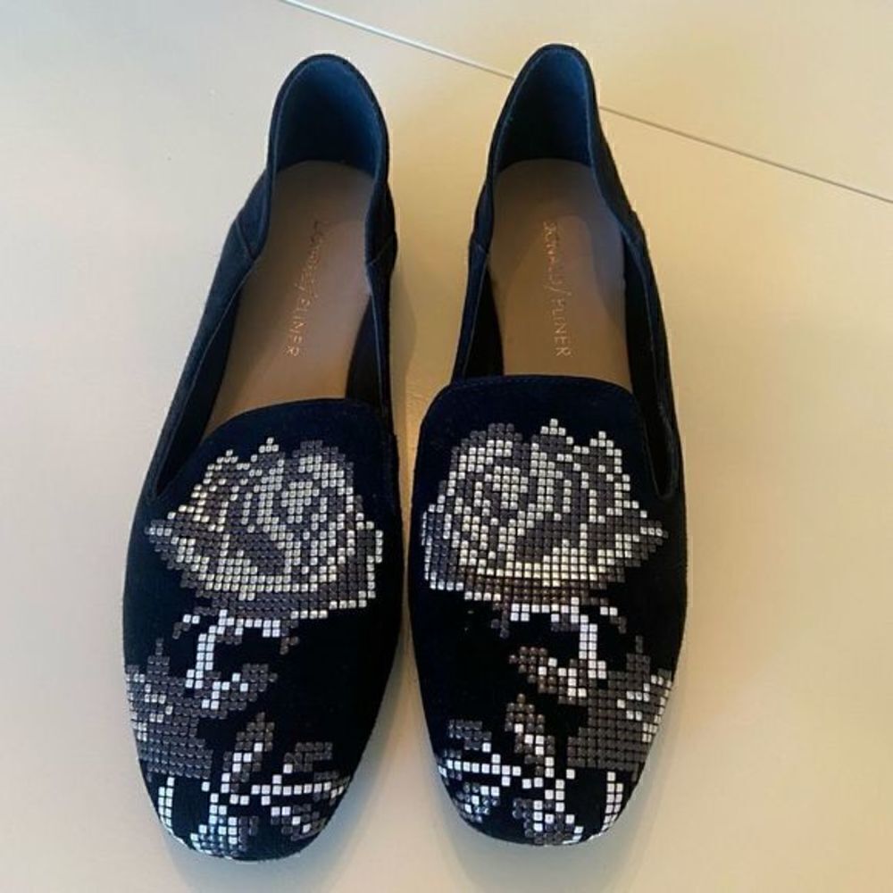 - DONALD pliner floral‎ embellishment shoes
Women’s size 6 1/2 black white gray